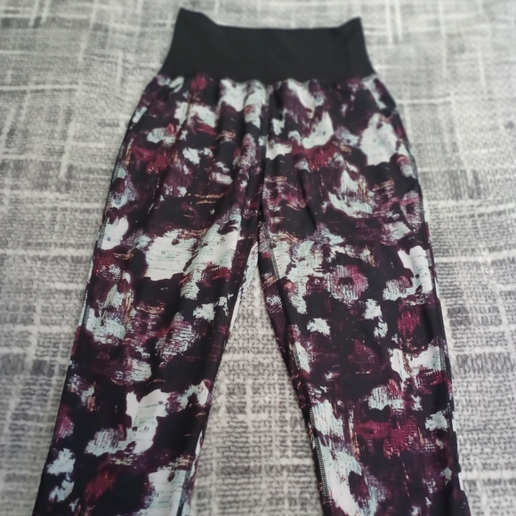 Lululemon Tranquil Crop Kara Blossom Multi / Black Sz 8 Athleisure Gorpcore - Picture 2 of 12